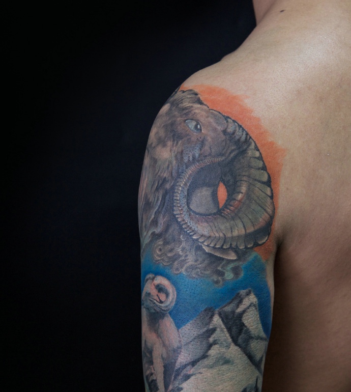 两款彩色图腾纹身图片个性不一