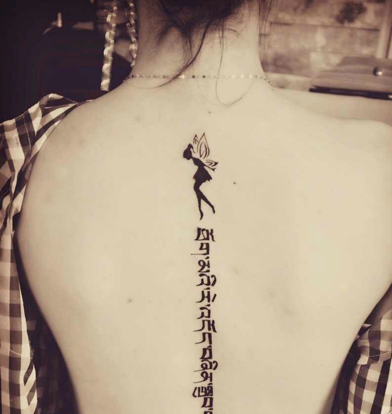 脊椎部的梵文纹身图片气质优雅