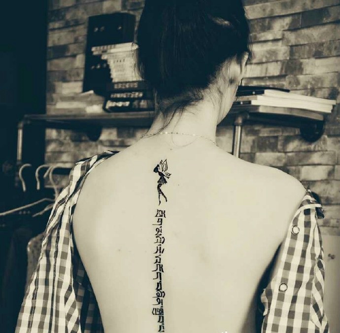 脊椎部的梵文纹身图片气质优雅