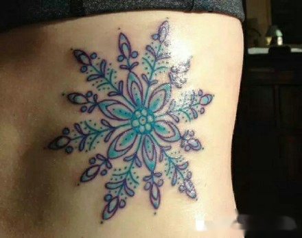 个性简约的雪花纹身图片