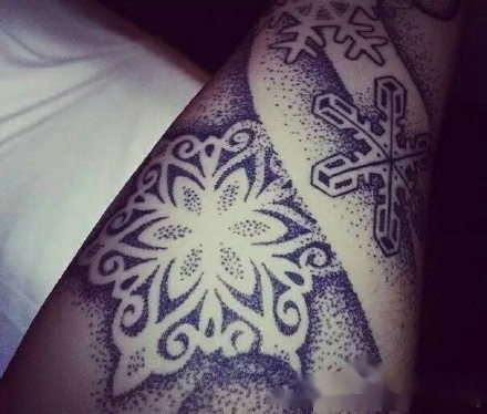 个性简约的雪花纹身图片