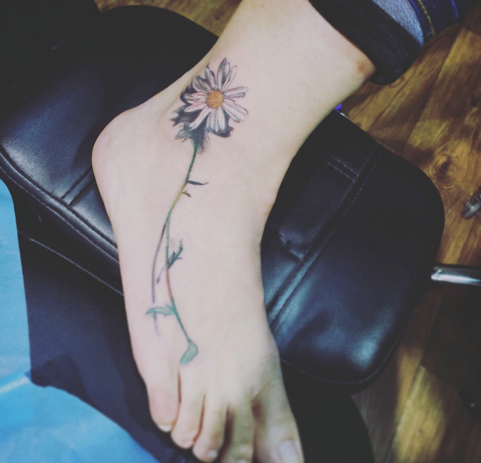 女生脚上的小雏菊刺青