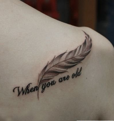 女生肩背羽毛与字母纹身图案