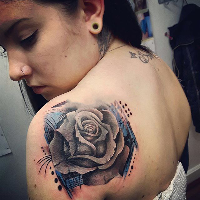 神秘的黑色玫瑰纹身