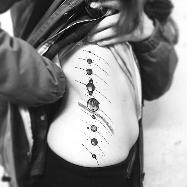 蛮腰上的局部星河纹身