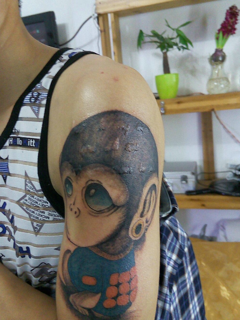 大臂古灵精怪的小猴子纹身图片