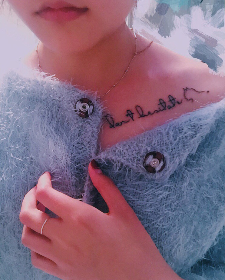 香肩锁骨的性感英文刺青