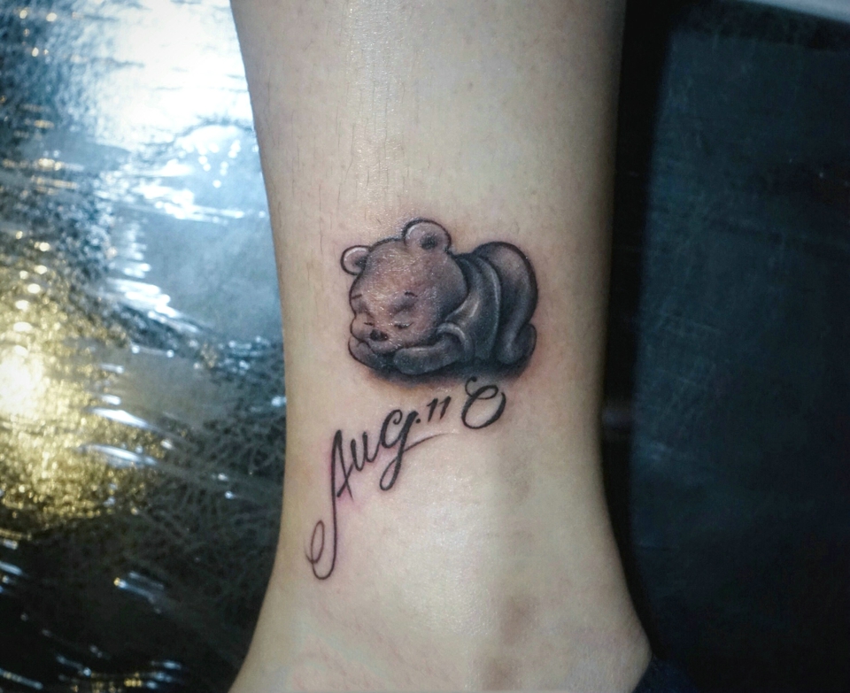可爱小熊趴着安然模样刺青