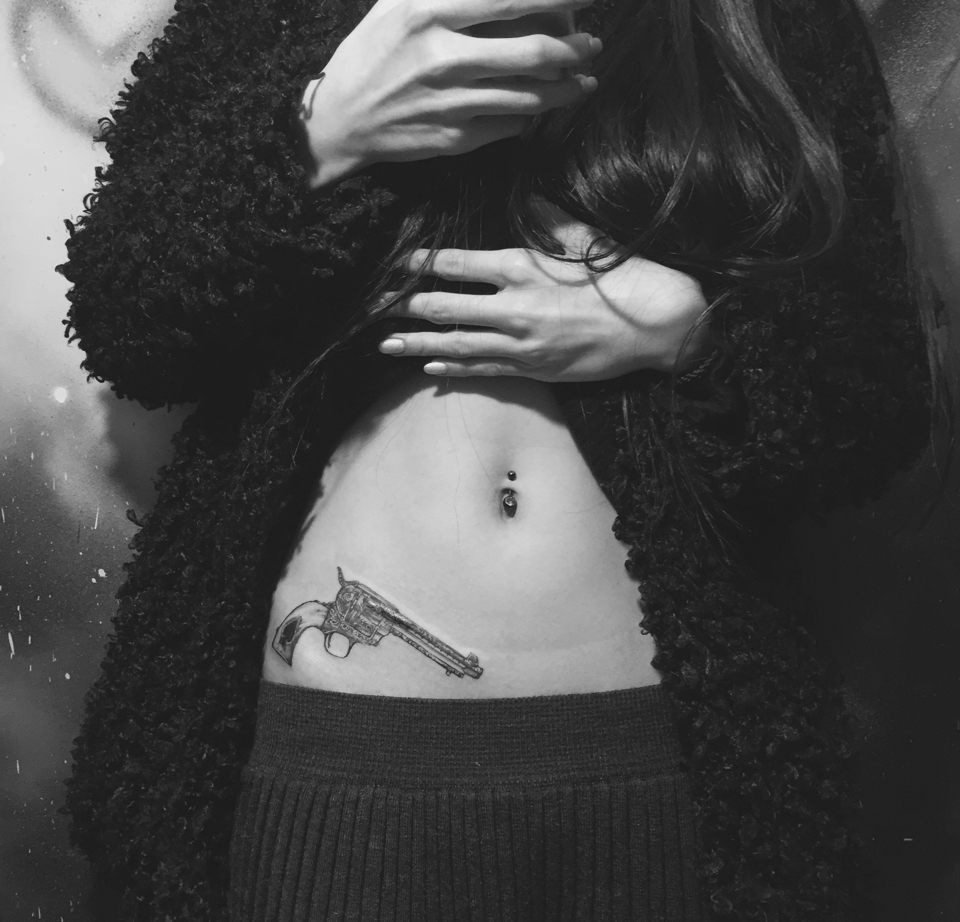 女生腰上的枪支刺青