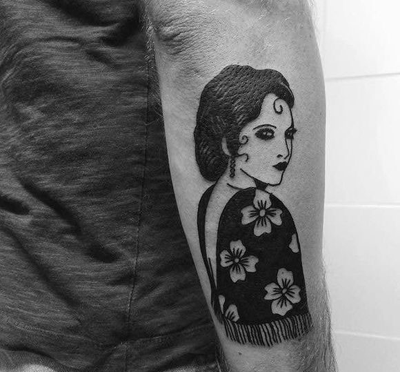 手臂上妖娆风情的美女刺青