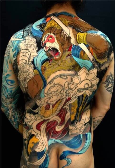 炫酷无比的满背彩色图腾纹身图案