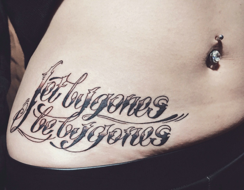 火辣美女腰部上的花体英文纹身图片