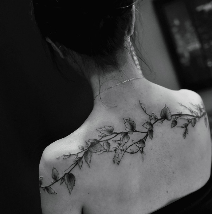 适合女生的后肩枝桠纹身图片