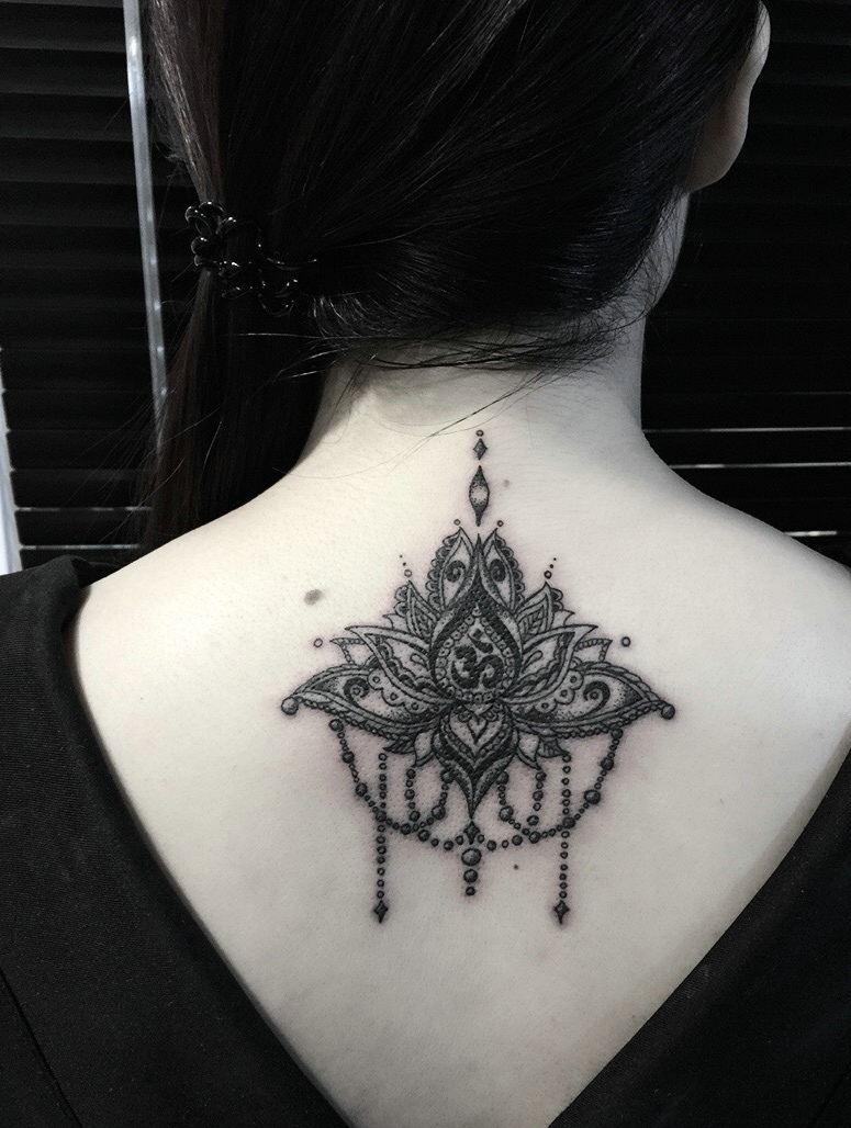 女生后背时尚美丽的海娜纹身图案