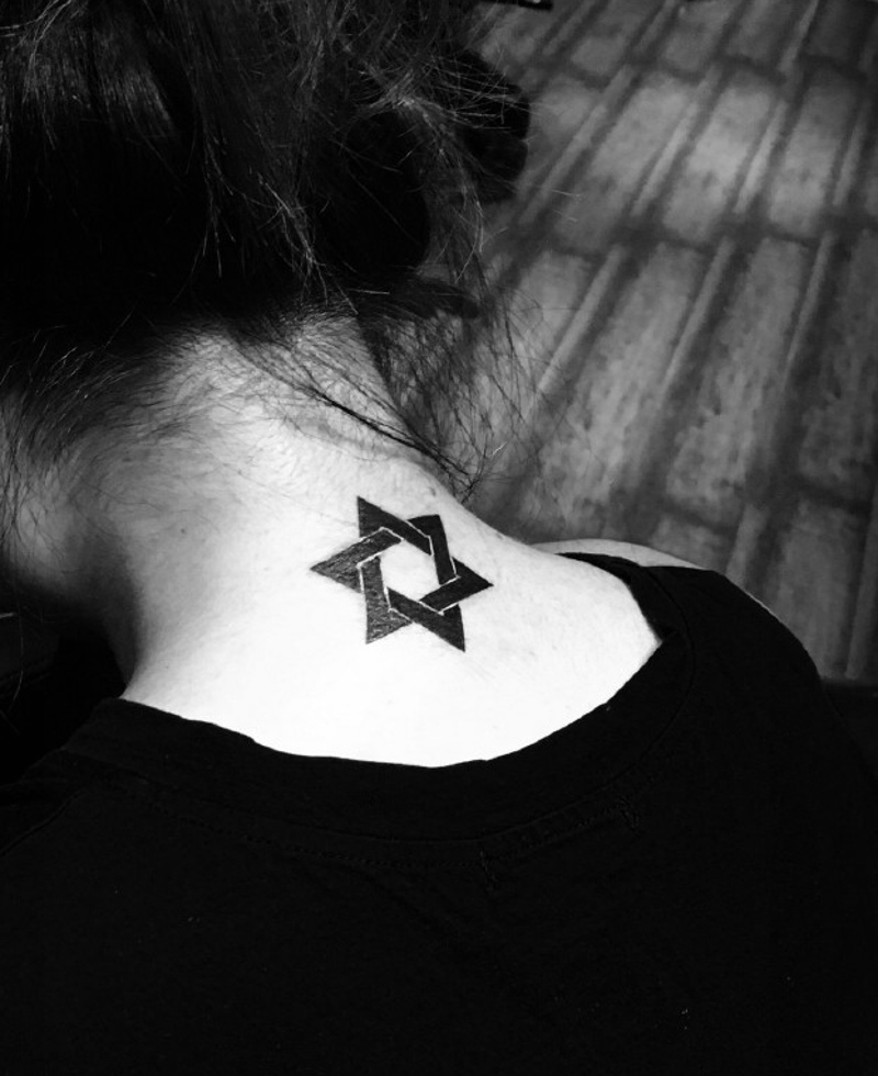 女生脖子上的六芒星个性纹身图片