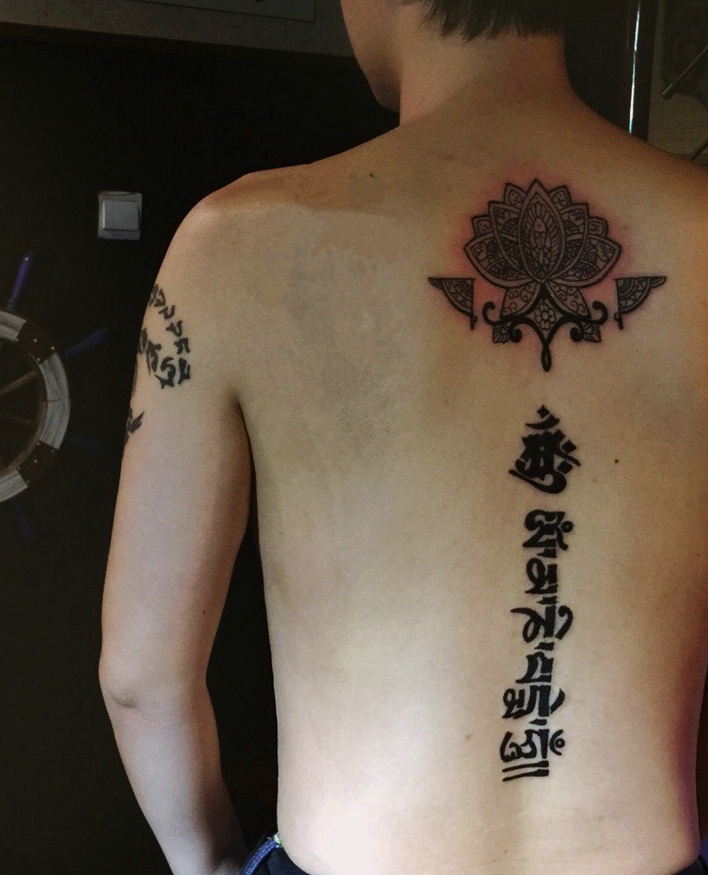 脊椎部的时尚美丽梵文纹身图片