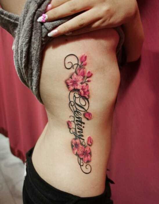 女性侧腰字母纹身图案