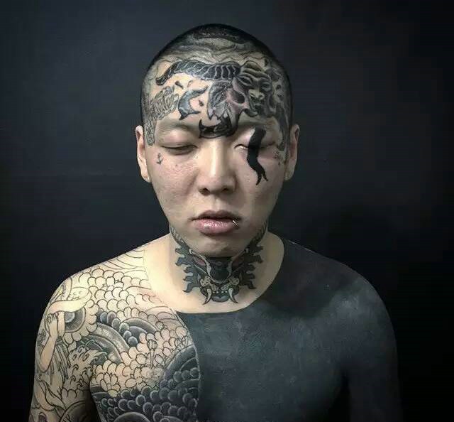 个性男士满身和头部的另类纹身图片