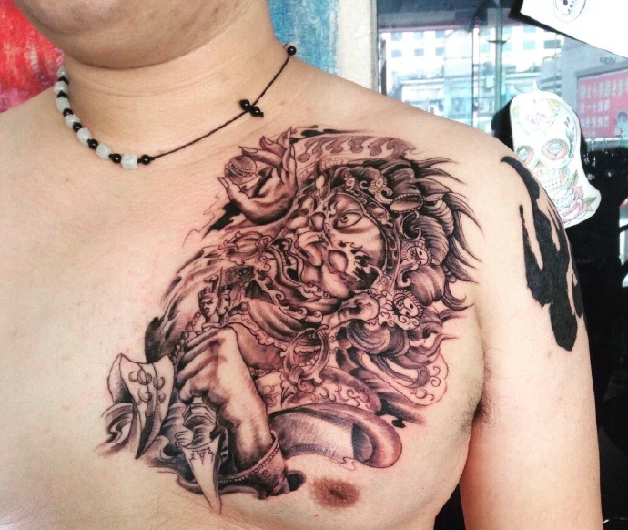 胸前老传统黑白小钟馗纹身图片