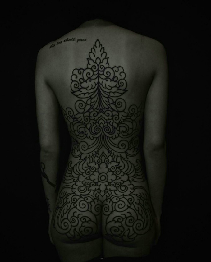 满背创意的黑白图腾纹身图案