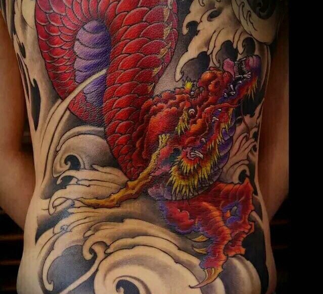 后背霸气十足的彩色大邪龙纹身图片