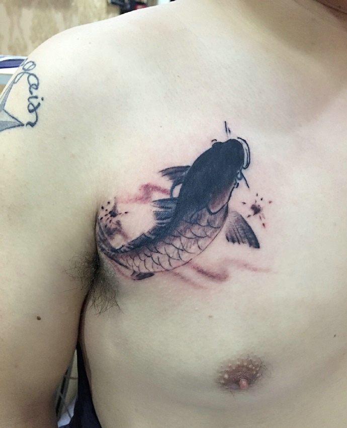 胸前一条小巧玲珑的小鱼纹身图片