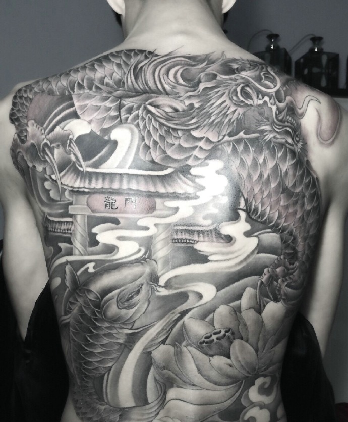 满背黑白创意经典纹身图案