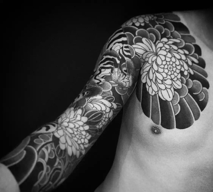 黑白双半甲纹身图片帅气魅力