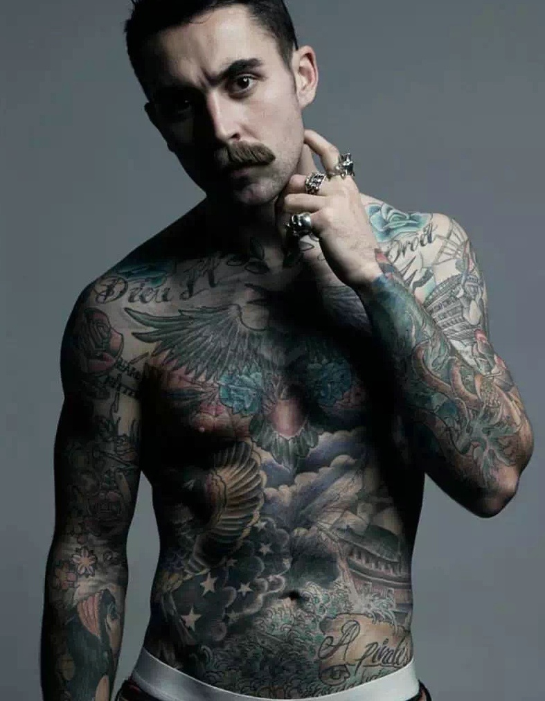 外国男明星满身纹身图片帅气迷人