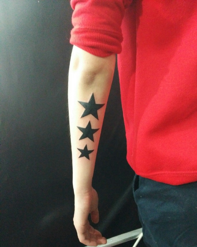 简单时尚的手臂图腾纹身图片