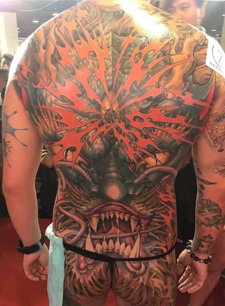 满背闪闪夺眼的彩色日式图腾纹身图案