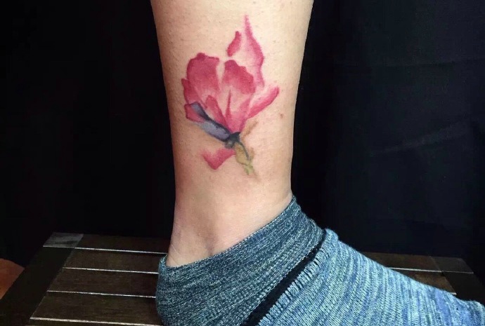 小腿外侧一朵漂亮花朵纹身图片