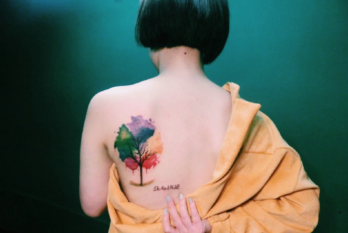 皙白的肌肤五彩缤纷的小树纹身图片