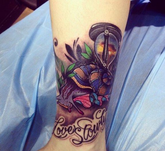 腿部彩色沙漏蜗牛纹身图案