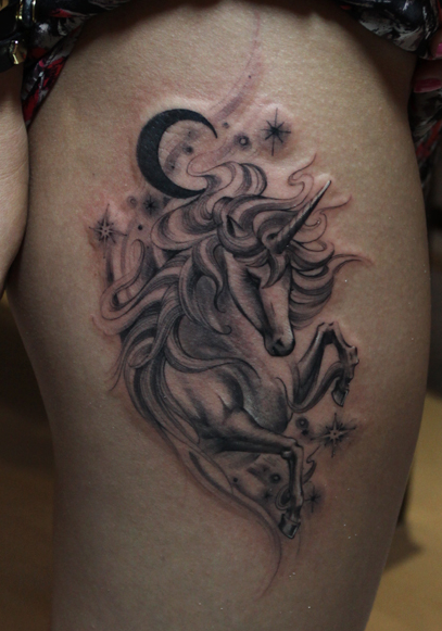腿部独角兽纹身图案