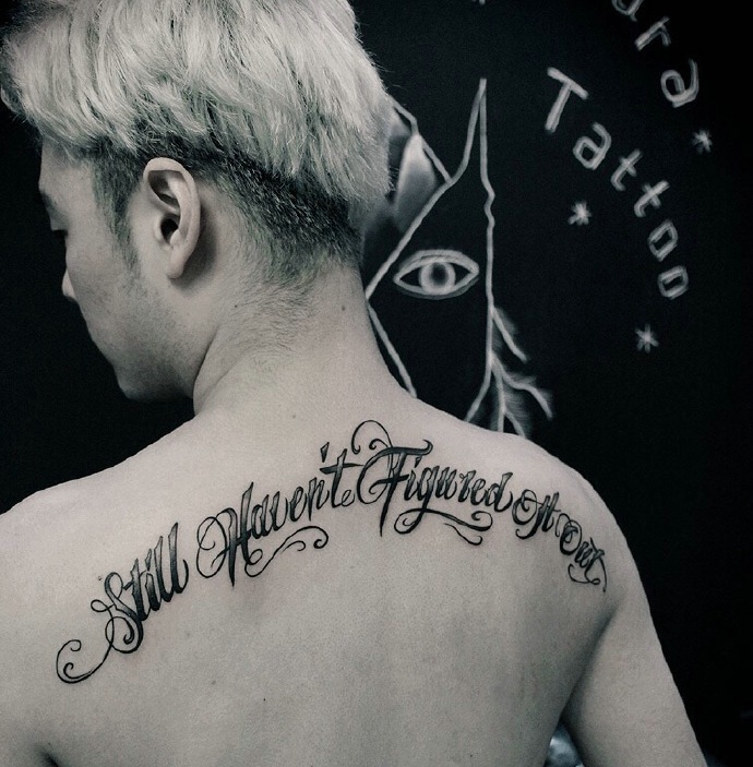 绕着半个弧度的花体英文纹身图片