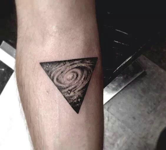 一组黑白几何三角形纹身图片