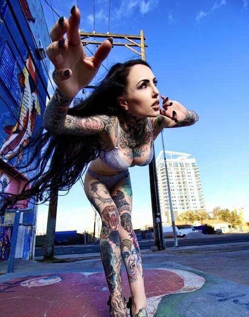 一组大胸美女时尚花臂纹身图片