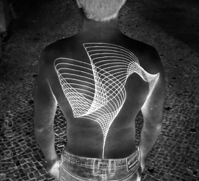 超级炫耀的后背3d纹身图案很逼真