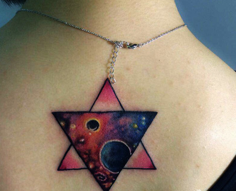 色彩动人的后背五角星纹身图片