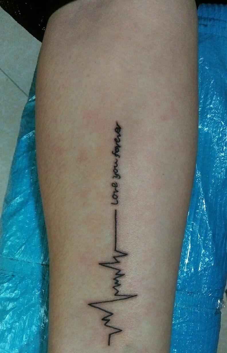 心电图与英文结合的纹身图片