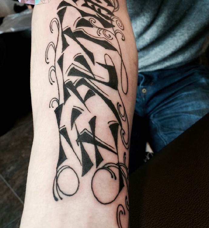 手臂个性时尚的花体字纹身图片
