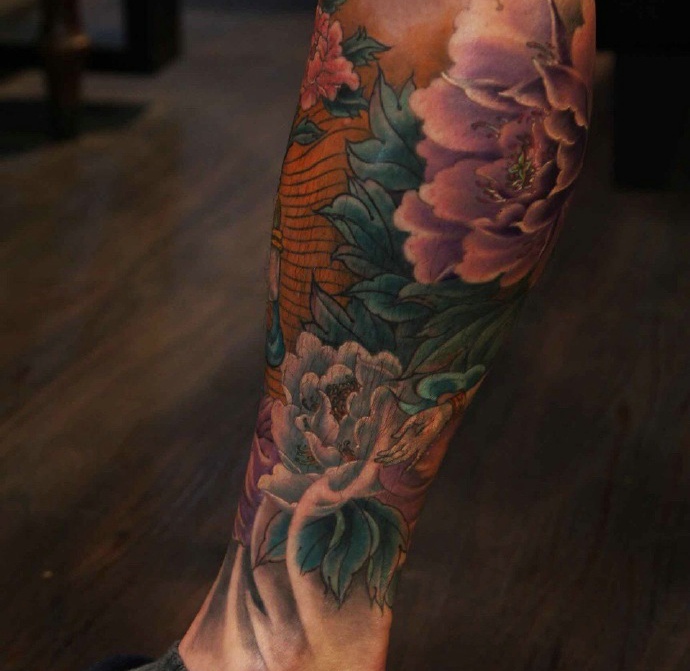 腿部彩色经典的图腾纹身图案