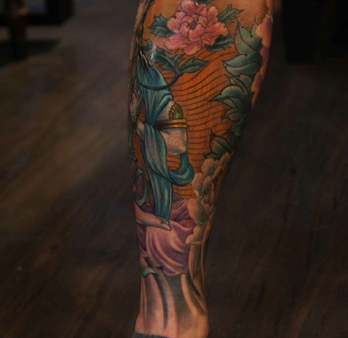 腿部彩色经典的图腾纹身图案