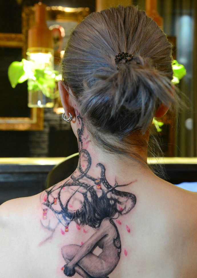 具有艺术感的后背图腾纹身图片