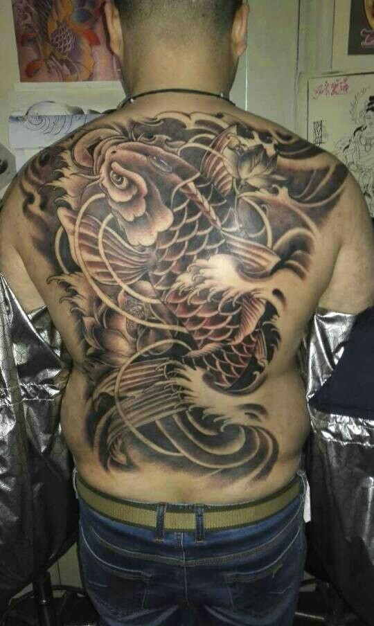 满背炯炯有神的大鲤鱼纹身图案
