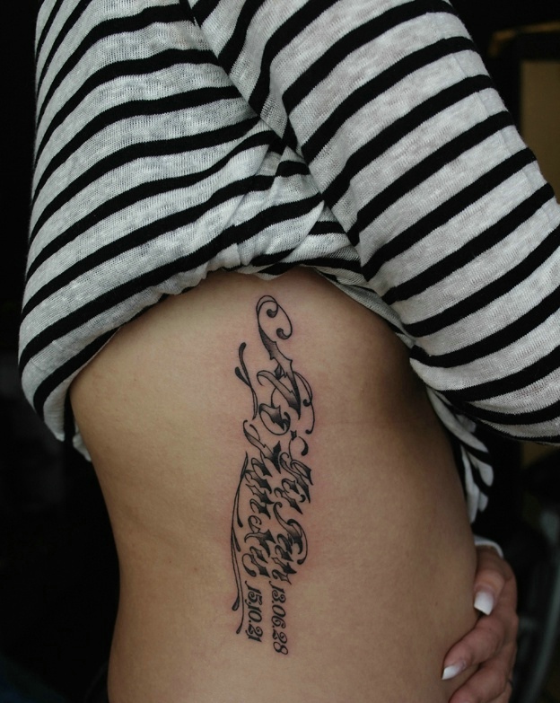侧腰部的花体英文纹身图片很时尚