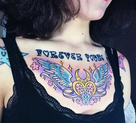 红唇美女胸前彩色纹身图片十分性感