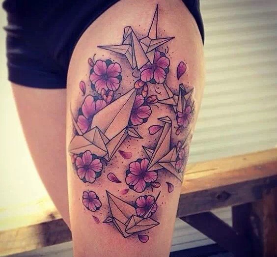 花瓣与千纸鹤的性感腿部纹身图片