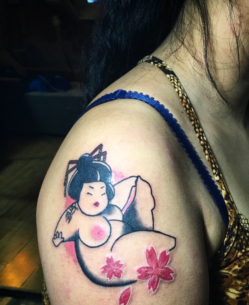 大臂一枚日式胖妹子纹身图片性感邪恶